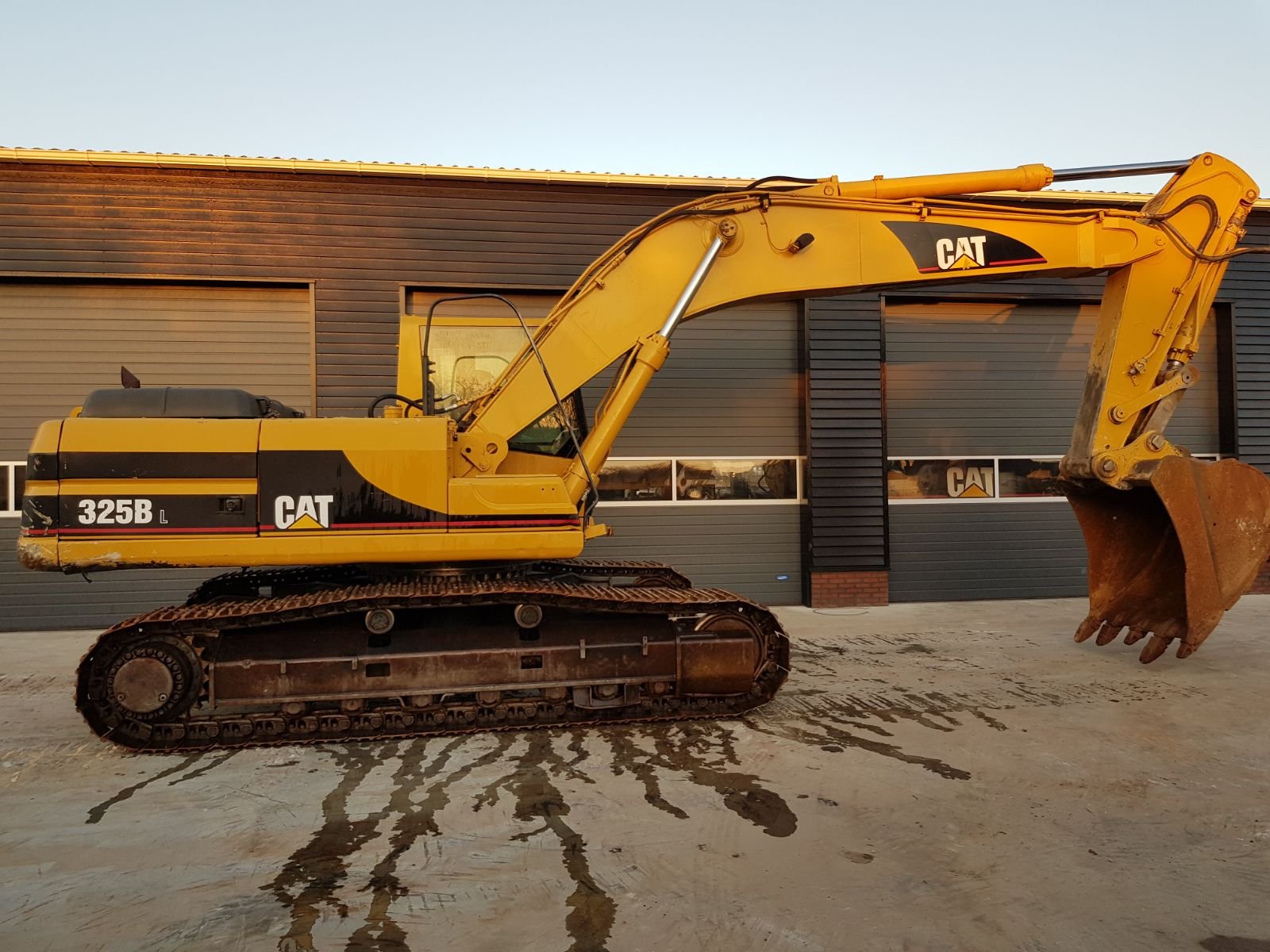 Pelle-2000-Caterpillar-325BL-01 Excavadora de cadenas Caterpillar 325BL 2000 – 8231 horas – 26,5 toneladas - Imagen 1